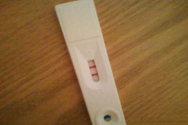 试纸一深一浅是来月经先兆 一深一浅并非就是怀孕