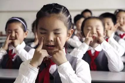 一岁两个月宝宝脑瘫症状（一周岁轻度脑瘫症状）