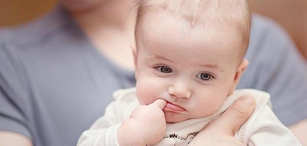 婴儿不爱喝水怎么办（有什么方法能让宝宝喜欢喝水）