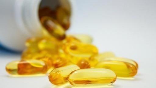 婴儿什么时候吃鱼肝油（鱼肝油和鱼油的区别有哪些）
