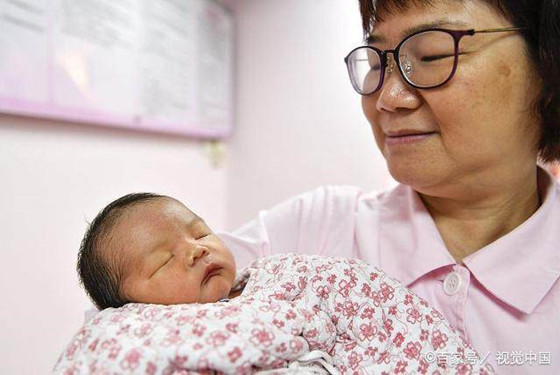 65岁女子顺利产下4胞胎 二胎高龄产妇是多少岁还重要吗？
