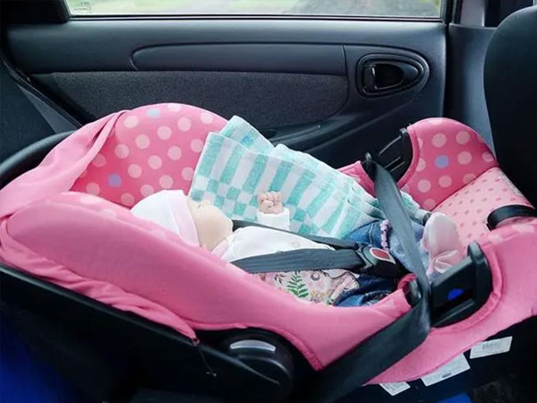 车载儿童安全座椅一般安装在后排什么位置最好？