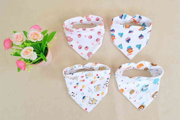 宝宝三角巾除了预防流口水，还有哪些用途？