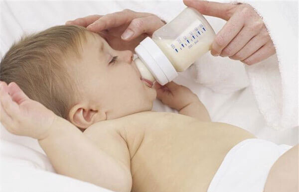 半夜喂奶宝宝打嗝还能继续给宝宝喂奶吗？
