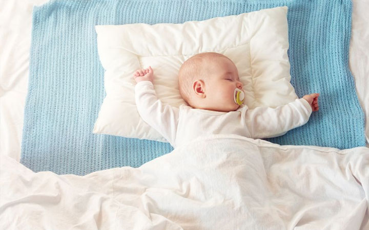 宝宝睡前哭闹也许是环境不适宜，掌握方法自主入睡很轻松