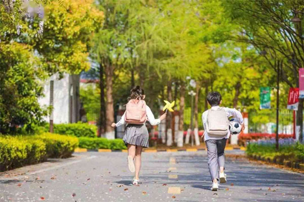 青春期孩子厌学不是小事，比起训斥孩子家长这样疏导会更好