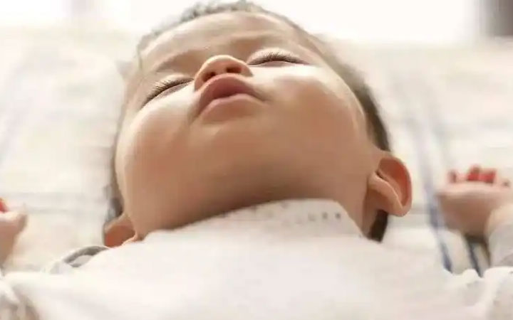 婴儿缺钙的10大表现，长牙时间就能看出其中的端倪