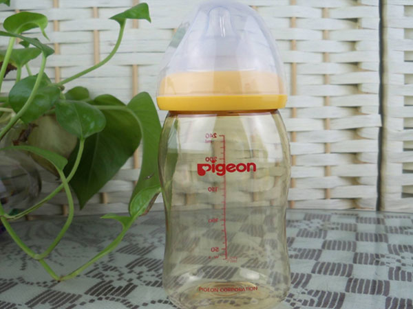 宝宝用贝亲奶瓶喝奶越喝泡沫越多是正常的吗？