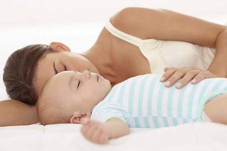 宝宝总想要喝夜奶戒不掉，受罪的还是妈妈