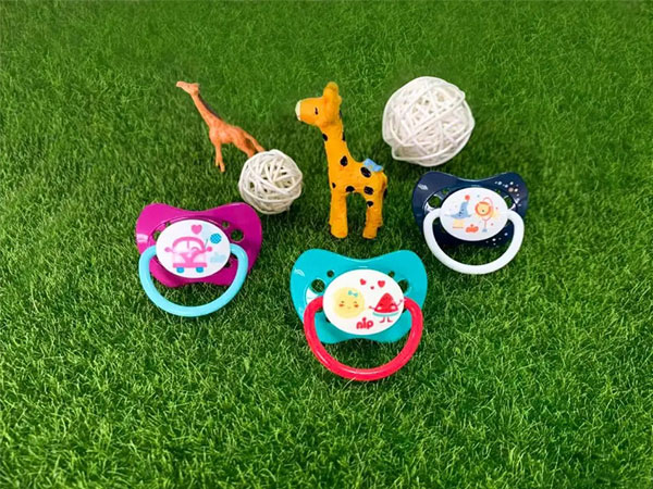 不建议使用安抚奶嘴太过激，各有利弊但2岁后千万别用