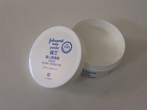 千万别给新生儿用爽身粉，堵塞毛孔只是原因之一