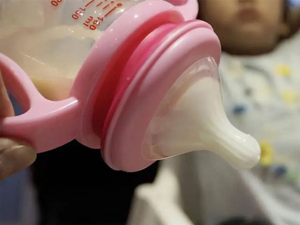 1-6个月新生儿奶量表一览，了解不同阶段标准避免过度喂养！