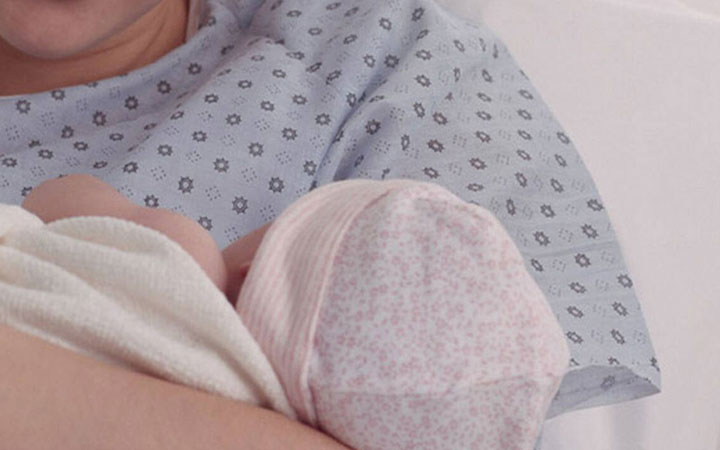 婴儿吃夜奶频繁怎么办，生理和心理双重调理方能改善