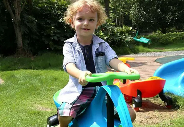 儿童扭扭车适合不会走路的八个月孩子玩吗？