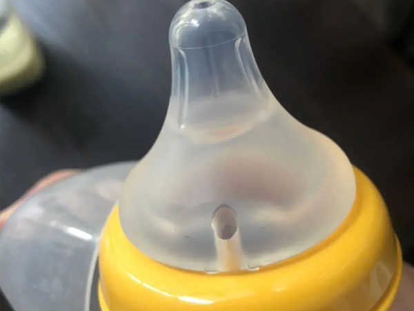 贝亲标准口径奶嘴上的排气孔应该怎么正确打开？