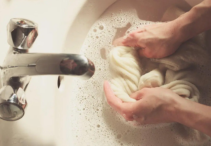 刚买的新生儿衣服一般要用开水烫洗几次才能穿？