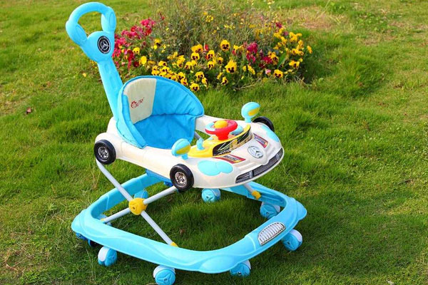 婴儿学步带和学步车哪个好用，3方面对比让你找到答案