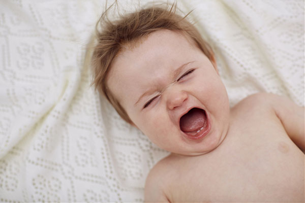 宝宝睡觉隔一会哭一下 宝宝睡得好好的突然哭怎么回事