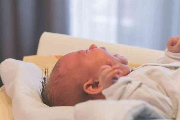 记住一月睡二月哭三月攒肚的婴儿口诀，助你熬过最难带的时间！