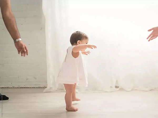 宝妈必看！新生儿发育口诀，一爬二坐三抬头四翻身要牢记