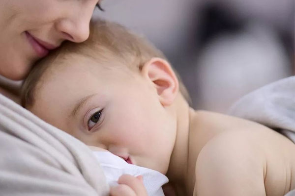 宝宝多大要戒夜奶?尽量别超过这个月,对大脑发育和长个子有好处