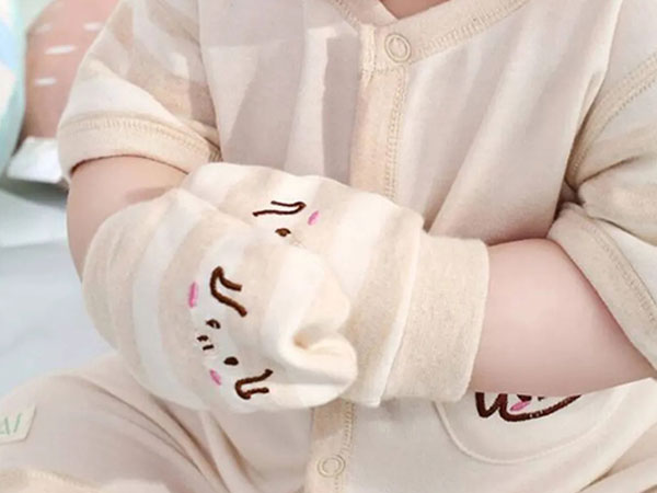 千万不要给婴儿套手套危害太大，防抓脸真的不影响