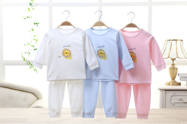 婴儿不同月龄的宝宝该怎么穿？穿衣法则文中便可知晓