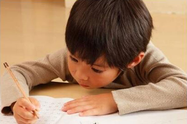 家长应警惕6岁前学写字更易近视