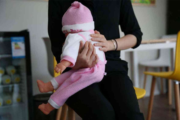 新生儿喝完奶拍嗝的正确方法是怎么样的？求详细图片解析