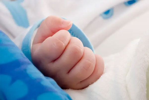 新生儿第一周生活护理吃穿睡都有讲究，新手妈妈看过来