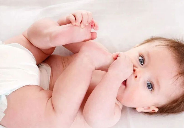 缓解婴儿胀气的飞机抱正确姿势是怎么样的？有图解吗？