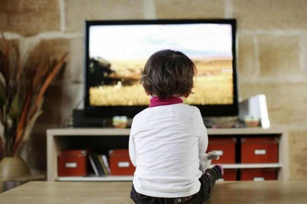 让小孩子看电视,但要坚守四个原则