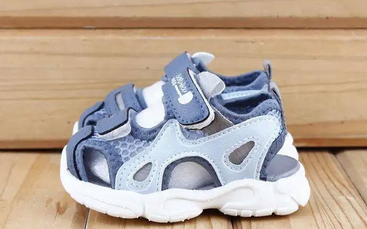 刚学走路的宝宝穿不穿机能鞋，适合多大年龄穿有讲究！