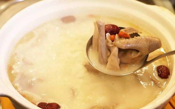 产妇坐月子喝鸡汤还是鸽子汤？3个方面对比分析