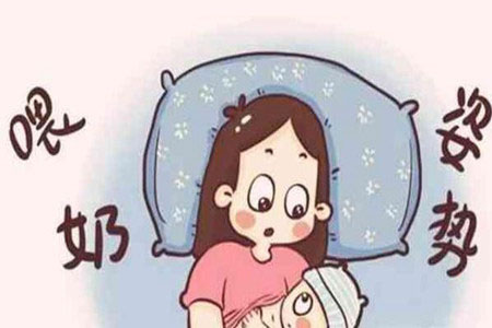 宝宝喜欢抚摸妈妈乳房，你家宝宝是否也这样