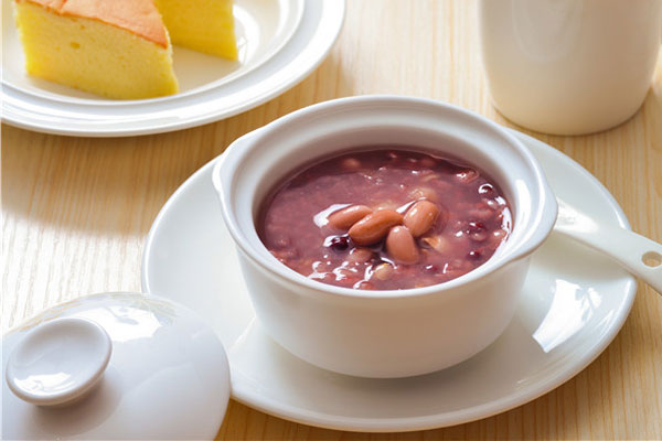 剖腹产和顺产不同，饮食重点也不同产后第一周的月子餐