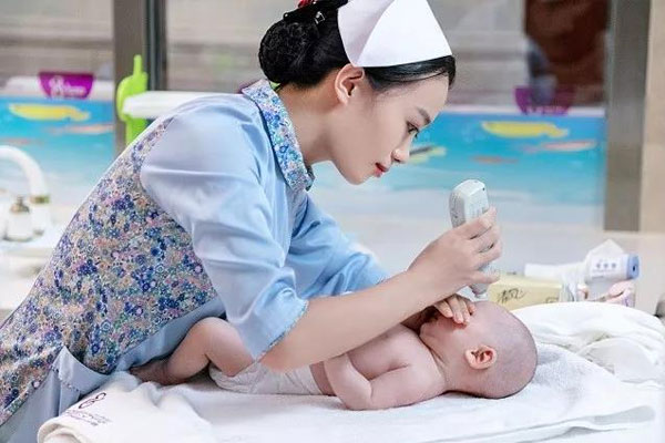 产妇产后坐月子长痘痘怎么回事？