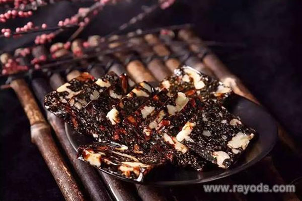 坐月子期间可以吃阿胶吗？