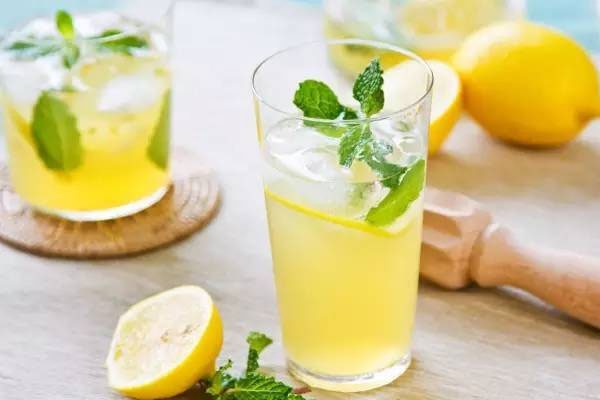 坐月子可以喝柠檬水吗？坐月子喝柠檬水的注意事项