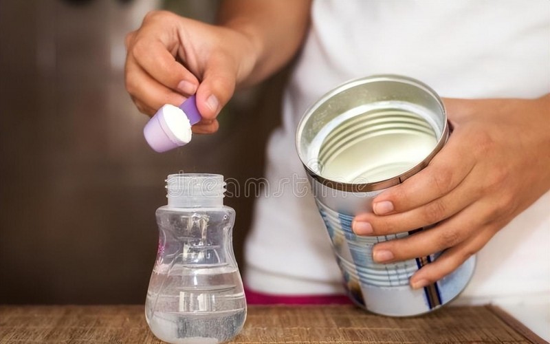 婴儿冲奶粉水温多少合适（奶粉要多少度的水冲泡最佳）