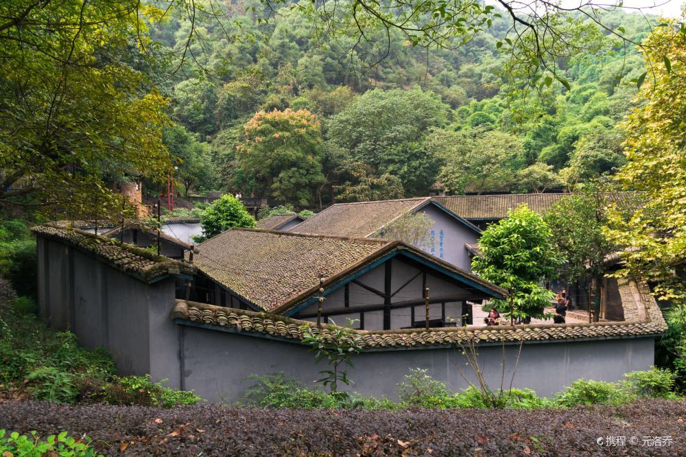 三面环山的重庆旅游景点渣滓洞高清风景图片