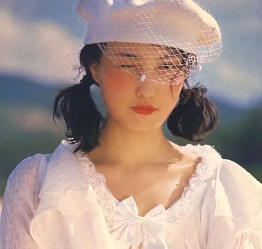 复古风格女生漂亮迷人头头像图片