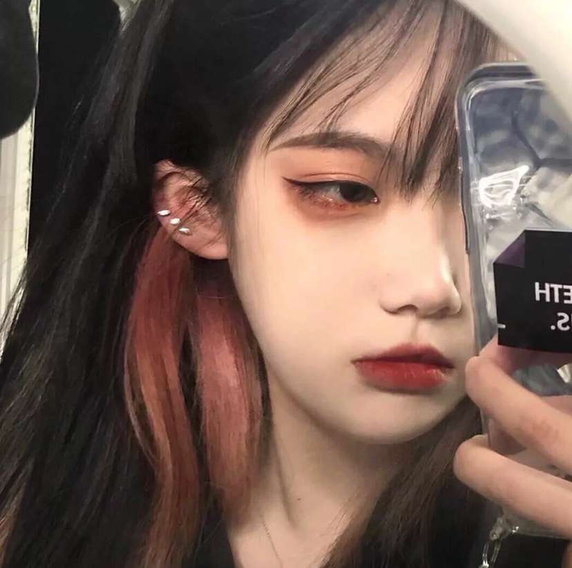 漂亮小姐姐的高冷自拍头像图片