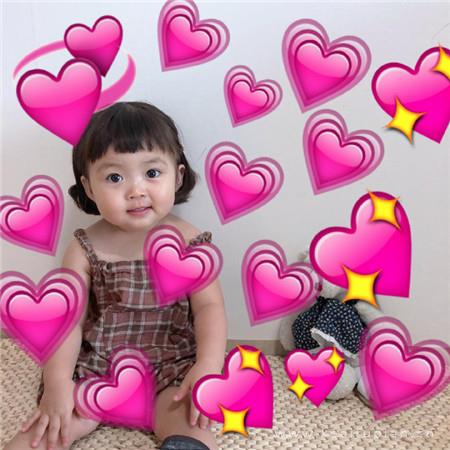 最新向萌娃发射爱心的可爱搞怪微信头像图片