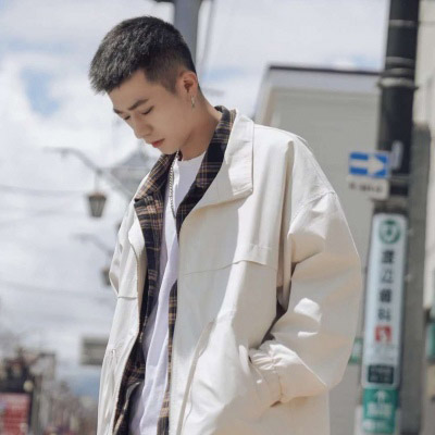 街头的时尚帅气男生真实生活照头像图片