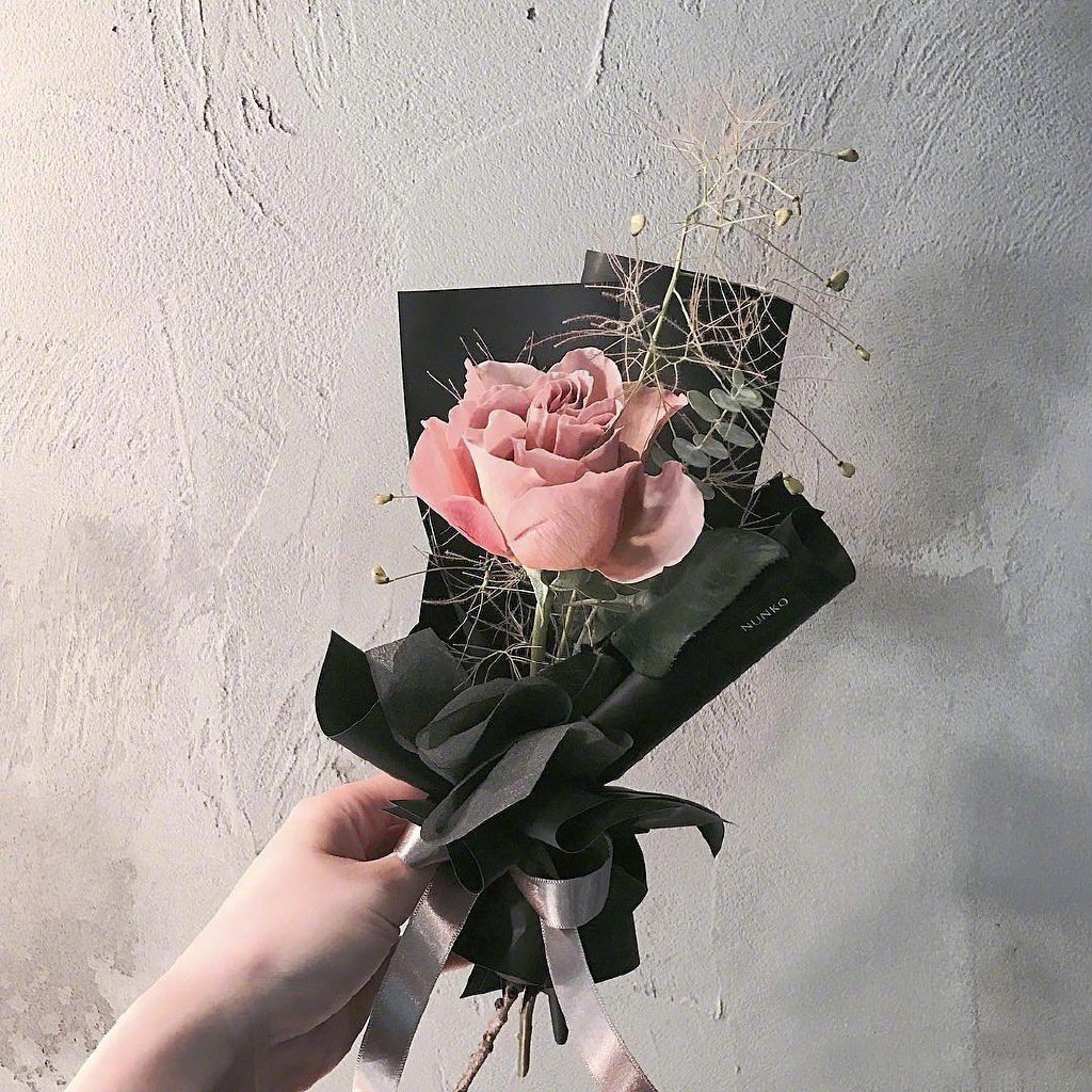 唯美文艺简约微信头像图片|左手拿着一朵花