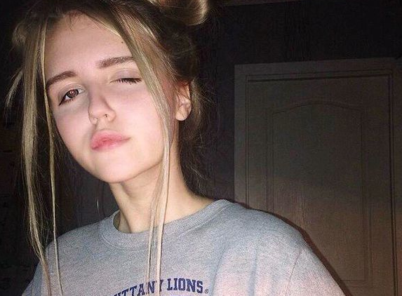 可爱好看的外国女生头像丨月似人间烟火，你我人海交错