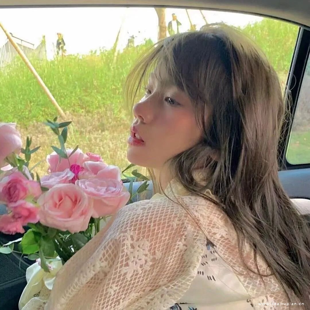 手捧鲜花的女生真人好看气质甜美微信头像图片