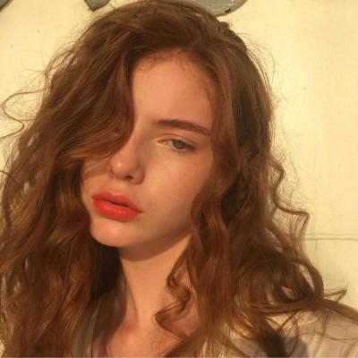 欧美复古风的高冷美女小姐姐头像