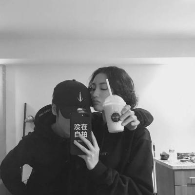 黑白风格一对两张个性情侣微信头像